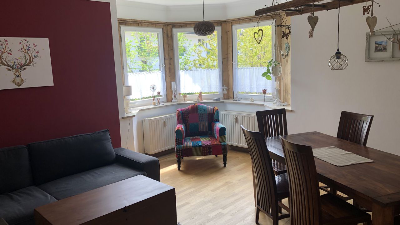 große Wohnstube mit  Sofa, kuschlige Leseecke , Tisch für 6 Gäste große Wohnstube mit  Sofa, kuschlige Leseecke , Tisch für 6 Gäste